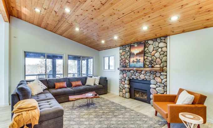 Lake Shore Cabina | Lakefront Nisswa Home w/ Deck & Screened Porch