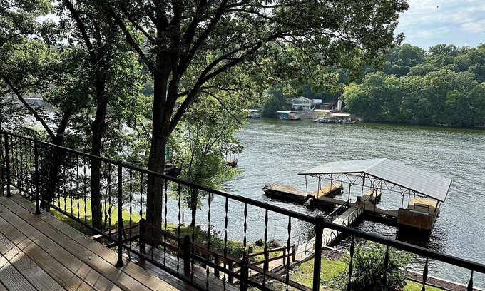 Linn Creek Casa | Lakefront, no hills,large decks w 2 boat dock Experience waterfront lake living!