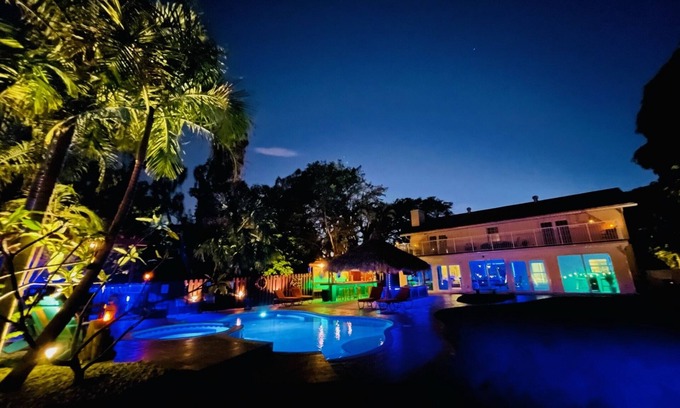 Lake Worth Casa | Remodelado, 3300sf, casa privada con vista al lago, 5 camas, 4 camas, capacidad para 12 personas, piscina climatizada