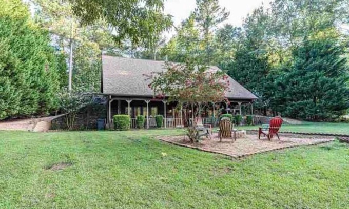 Lake Oconee Casa | Lakefront Oconee Cottage with Hot Tub and Boat
