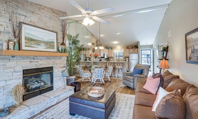 Osage Beach Condominio | Lakefront Osage Beach Abode w/ Grill & Pool Access