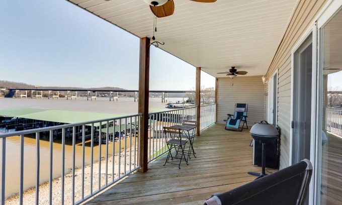 Camdenton Apartamento | Lakefront Ozark Condo with Spacious Balcony!