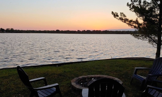 Fox Lake Casa | Lakefront Paradise