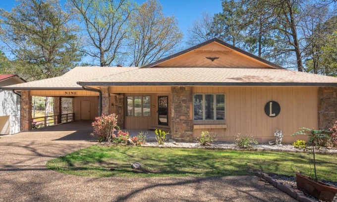 Hot Springs Village Apartamento | Lakefront Paradise w/Hot Tub, Decked Out on Desoto