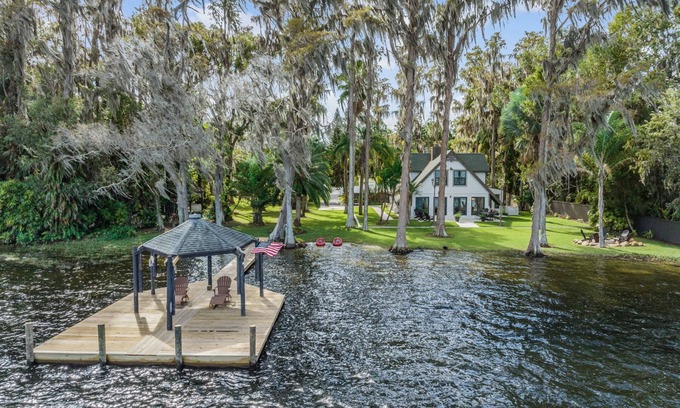 Land O' Lakes Casa | Lakefront Paradise Seasonal Getaway
