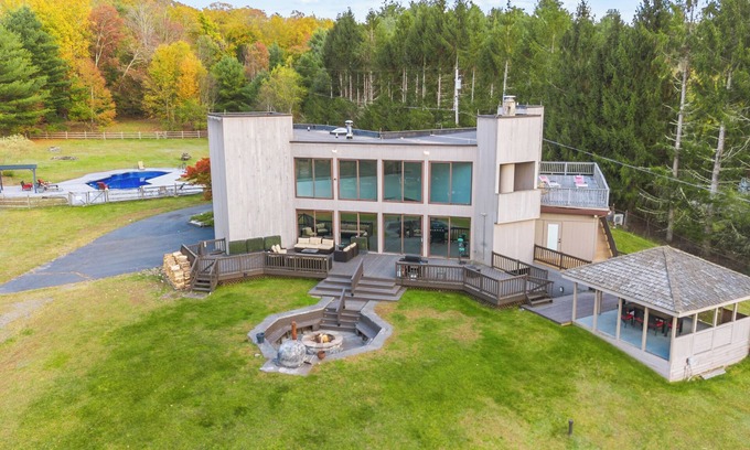 Monticello Casa | Contemporáneo Lake House Getaway - 5 Acres - Lake Front / Pool / Activities!