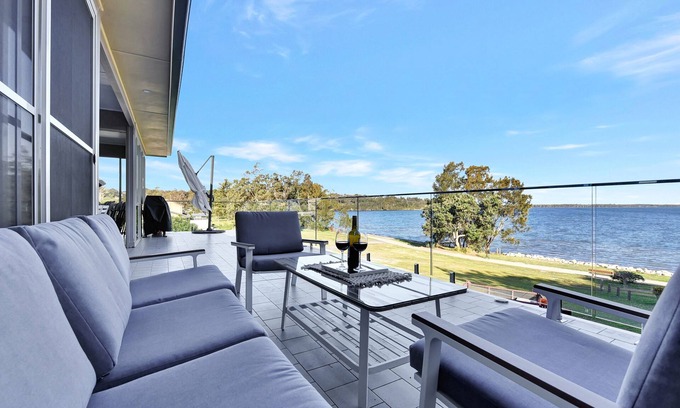Lake Munmorah Casa | Lakefront peaceful house with Fireplace