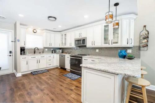 Lake Delton Casa | LAKEFRONT PENTHOUSE FULLY UPGRADED PANORAMIC VIEWS BOAT SLIP INDOOR OUTDOOR POOL