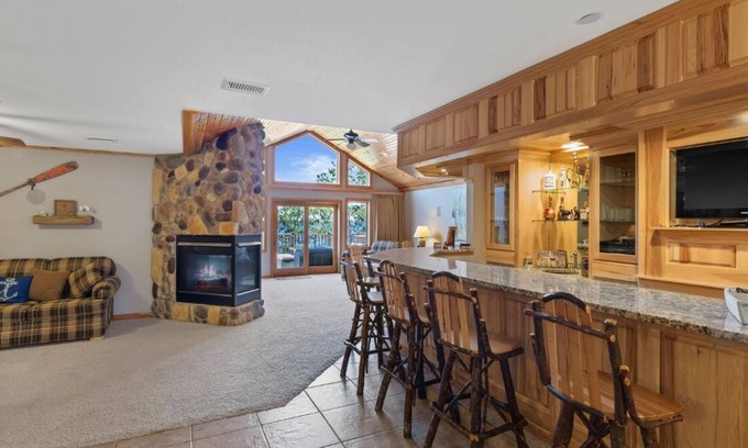Lake Shore Estates Condominio | Lakefront Penthouse Retreat: Stunning Views, Bar, Golf & Fun on Castle Rock Lake