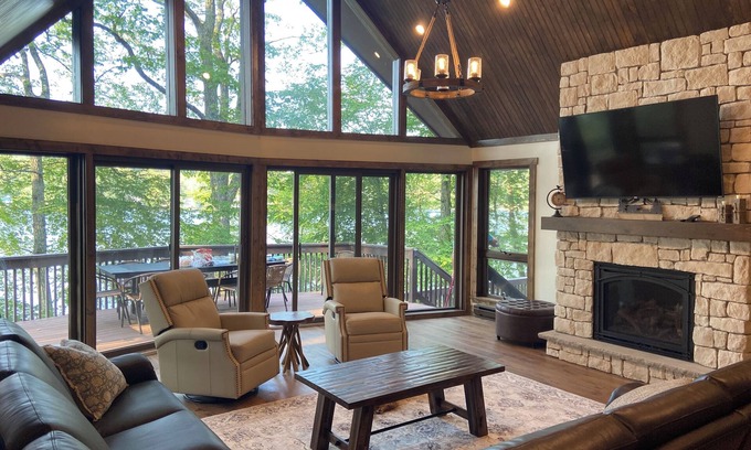 Rowland Casa | Lakefront Pocono Retreat w/ Hot Tub & Game Loft in Masthope