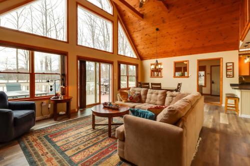 Pocono Lake Casa | Lakefront Poconos Family Home with Pool Access