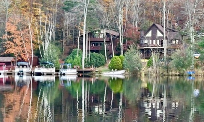 Drums Chalet De Esquí | LAKEFRONT! Barco pontón, hottub, billar, fogata / lugar, retiro privado familiar