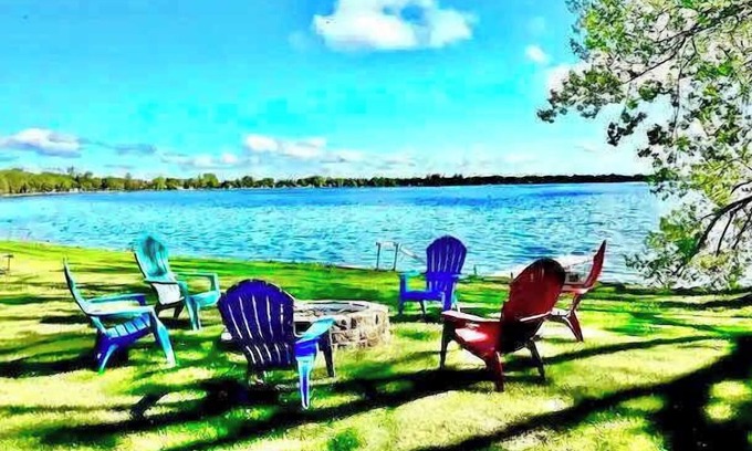 Battle Lake Casa | LAKEFRONT Private Dock Walk to Town 4 Bed Sleep 12