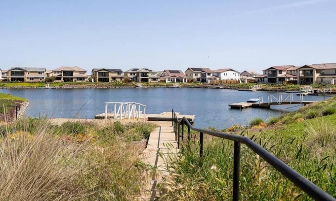 Lathrop Casa | Lakefront Private Guest Suite + Jacuzzi
