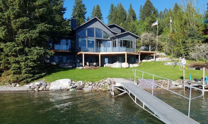 Whitefish Casa | Propiedad frente al lago en el lago Whitefish ... ¡camine por el césped hasta el muelle!
