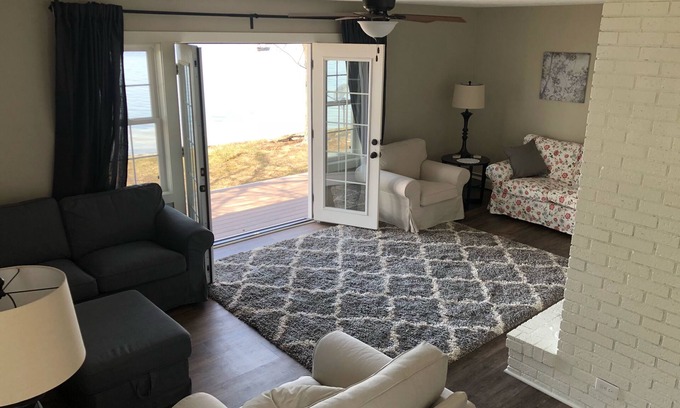 Lake Odessa Casa | Propiedad frente al lago para 8 personas con pontón disponible para alquilar