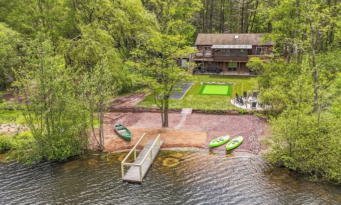 White Haven Casa | Lakefront | Putting Green, Bocce ball, Game Room!