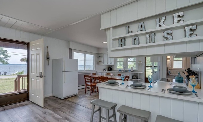 Limerick Casa | Lakefront relaxation with amazing sunsets, fishing and fun