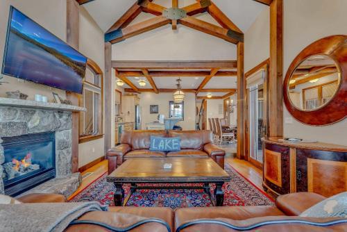Homewood Casa | Lakefront Retreat Across from Homewood Resort