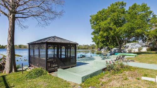 Casselberry Casa | Lakefront Retreat - Boat - Fish - Close to all Orlando Parks - Disney - Universal - SeaWorld