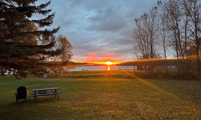 Eagle Lake Cabina | Lakefront Retreat Cabin 5: Sleeps 10 Private Dock Firepit Kayaks Porch