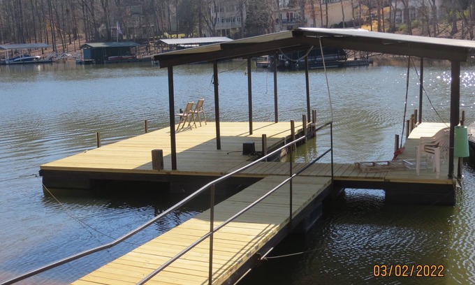 Gumlog Casa | LAKEFRONT Retreat! Escape To Lake Hartwell in this lakeside cottage!