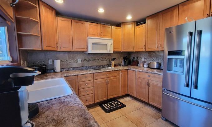 Union Casa | Lakefront retreat, hot tub, beach, pontoon, treehouse, 2 min walk to restaurants