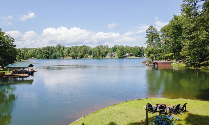 Oconee County Apartamento | Lakefront Oasis with Large Dock, Pet Friendly and near Clemson Univ!