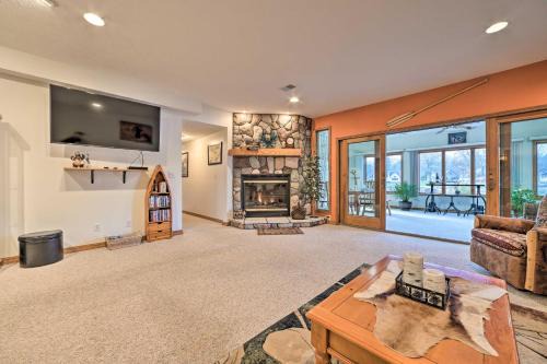 Gladwin Casa | Lakefront Retreat on 18 Acres with Hot Tub!