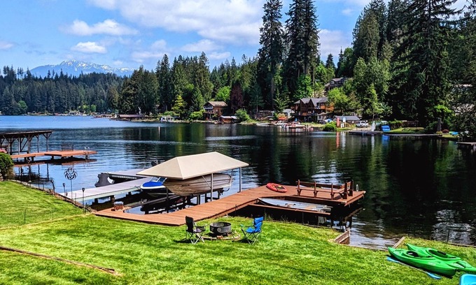 Lake Roesiger Casa | Lakefront Retreat: Private Dock, Fire Pit, BBQ, AC, Dog Friendly