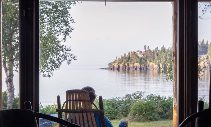 Hovland Casa | Lakefront retreat, river/wood fireplace/hot tub