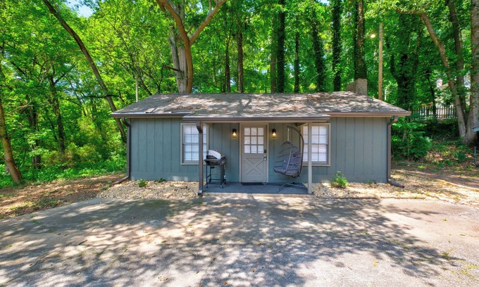 Newnan Apartamento | "Lakefront Retreat – Rustic Escape for Couples, Creatives, & Remote Workers"