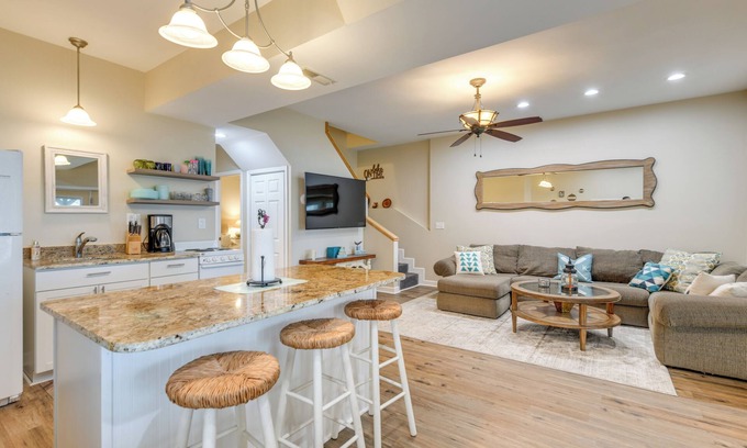 Bracey Apartamento | Lakefront Retreat w/ Dock, Patio & Grill in Bracey
