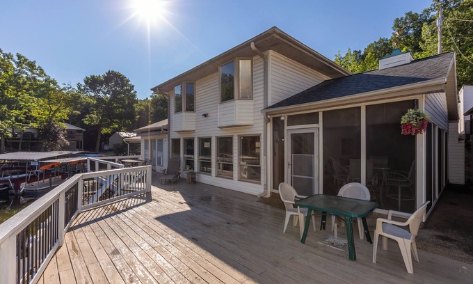 Rocky Mount Casa | Hermosa 2500 Sq. Pie. 3 dormitorios / 2. 5 BA casa frente al lago Great Location