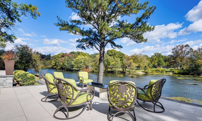 Columbia Apartamento | Lakefront Retreat w/ Sunroom, Patio & Kayak!