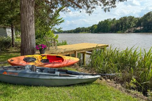 Fort Towson Apartamento | Lakefront Retreat with Patio in Fort Towson!