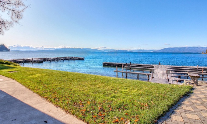 Polson Apartamento | Acogedor estudio con vistas al lago y a la montaña, acceso a muelle compartido y deslizamiento de barco.