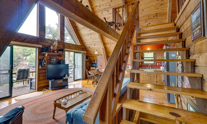 Sunrise Beach Cabina | Lakefront Sunrise Beach Cabin w/ Private Dock!
