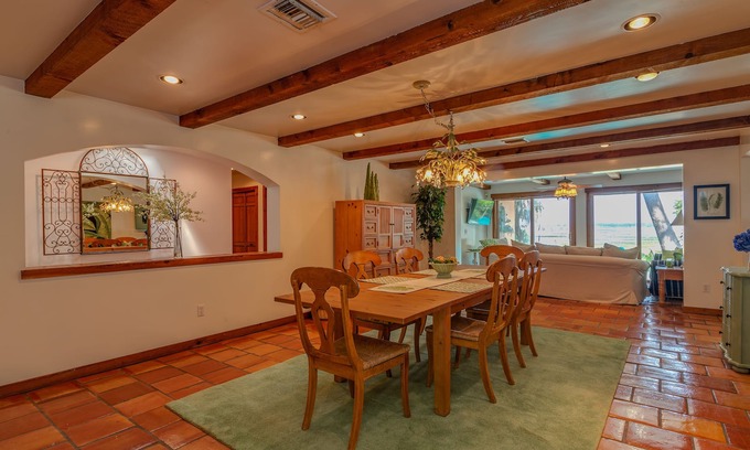 Putnam Hall Casa | Lakefront Sunsets & Designer Interiors