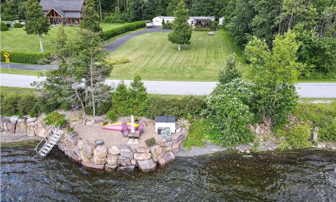 Alburg Cabaña | Lakefront Sunset Loon Rock Cottage, private beach, 2-bedroom WiFi free parking