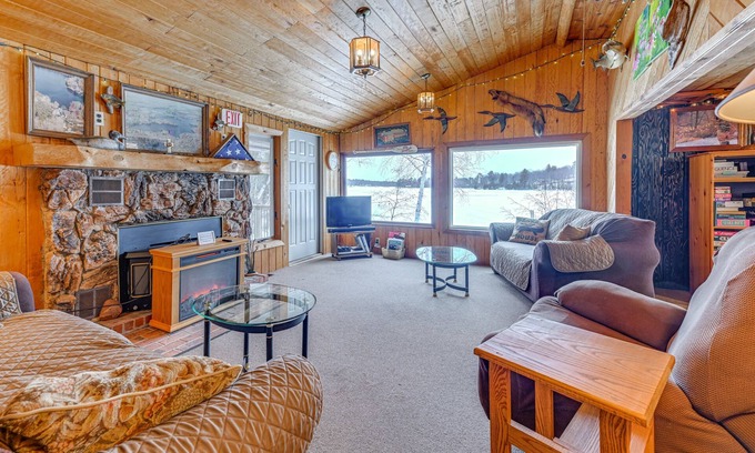 Suring Casa | Lakefront Suring Home w/ Pool Table + Views!
