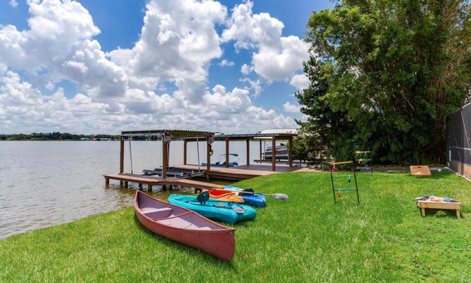 Orient Park Casa | Lakefront Tampa/Heated Pool/Sunrise Views/Kayaks/Games/Outdoor Bar/Sleeps 10