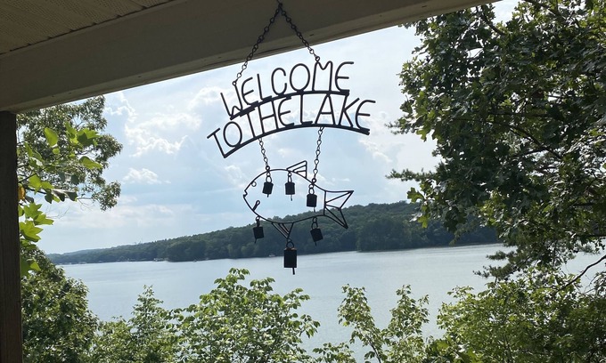 Albemarle Casa | Lakefront Tillery Getaway- Pontoon Boat for Rent and Pet Friendly