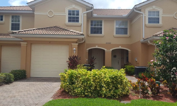 Estero Casa | casa de pueblo a orillas del lago cerca de la playa en el suroeste de la Florida