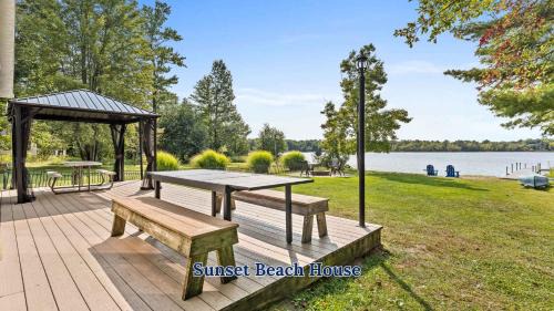 Kendall Casa | Lakefront Tranquility Spacious Retreat Sleeps 14
