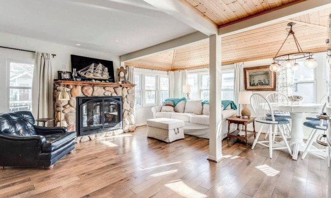 North Lakeport Cabaña | Lakefront Shorewood Cottage with room to make amazing family memories.