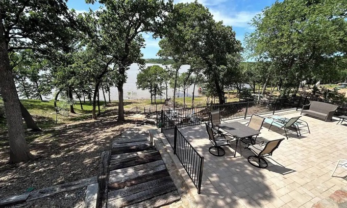 Denton Casa | Lakefront vacation mins to The Olana