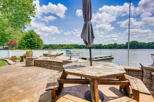 Howe Casa | Lakefront Vacation Rental about 10 Mi to Shipshewana!