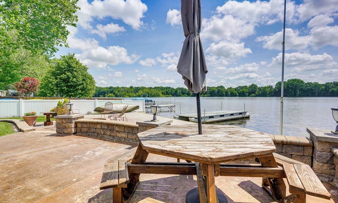 Howe Casa | Lakefront Vacation Rental ~ 10 Mi to Shipshewana!