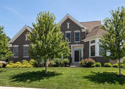 Maxwell Casa | Lakefront view 5 bedroom home with basement